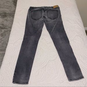 Gray skinny jeans w cute detailing on the front